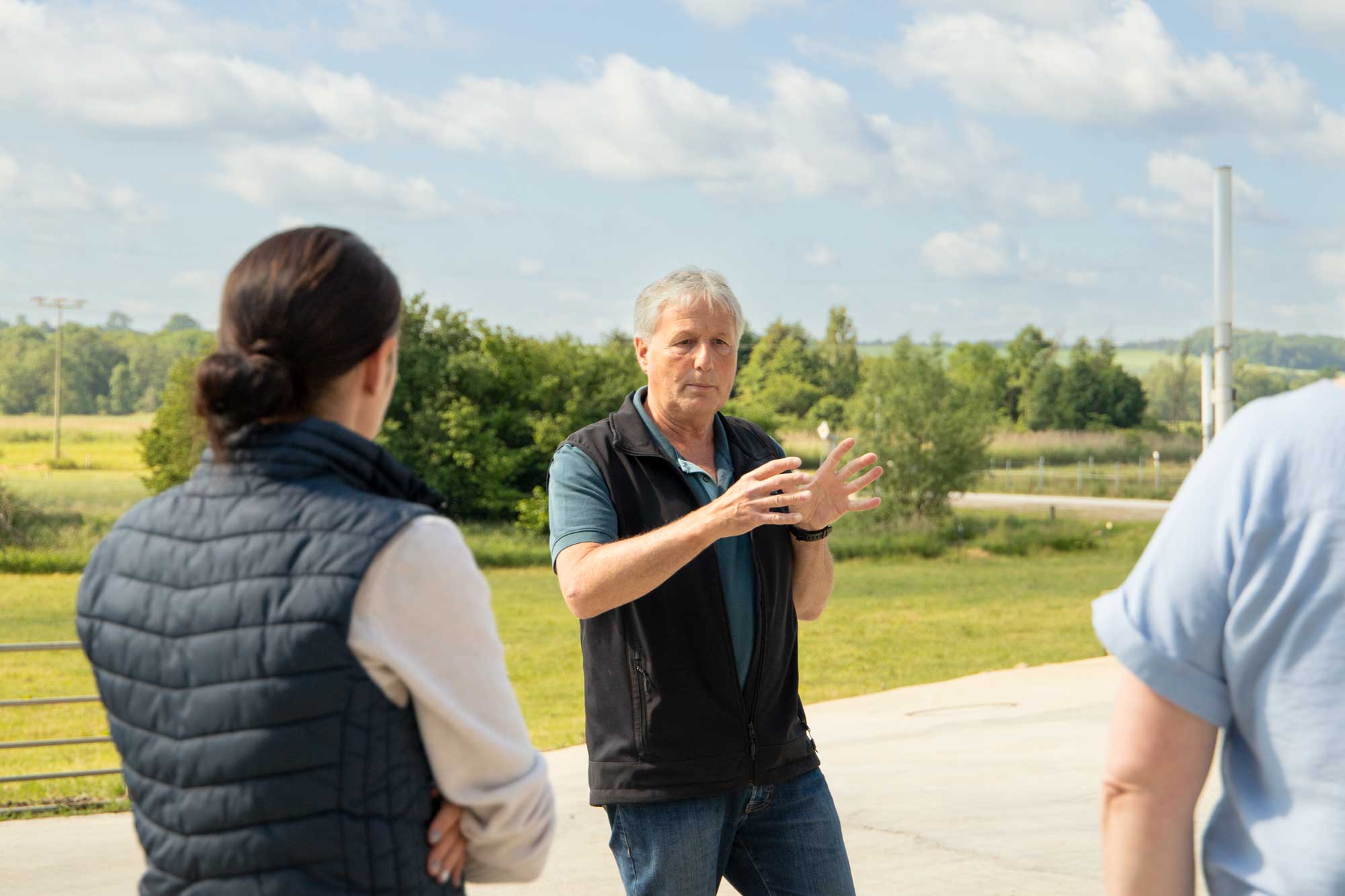 Besucherbegleiter Sigi bei einer Hofführung