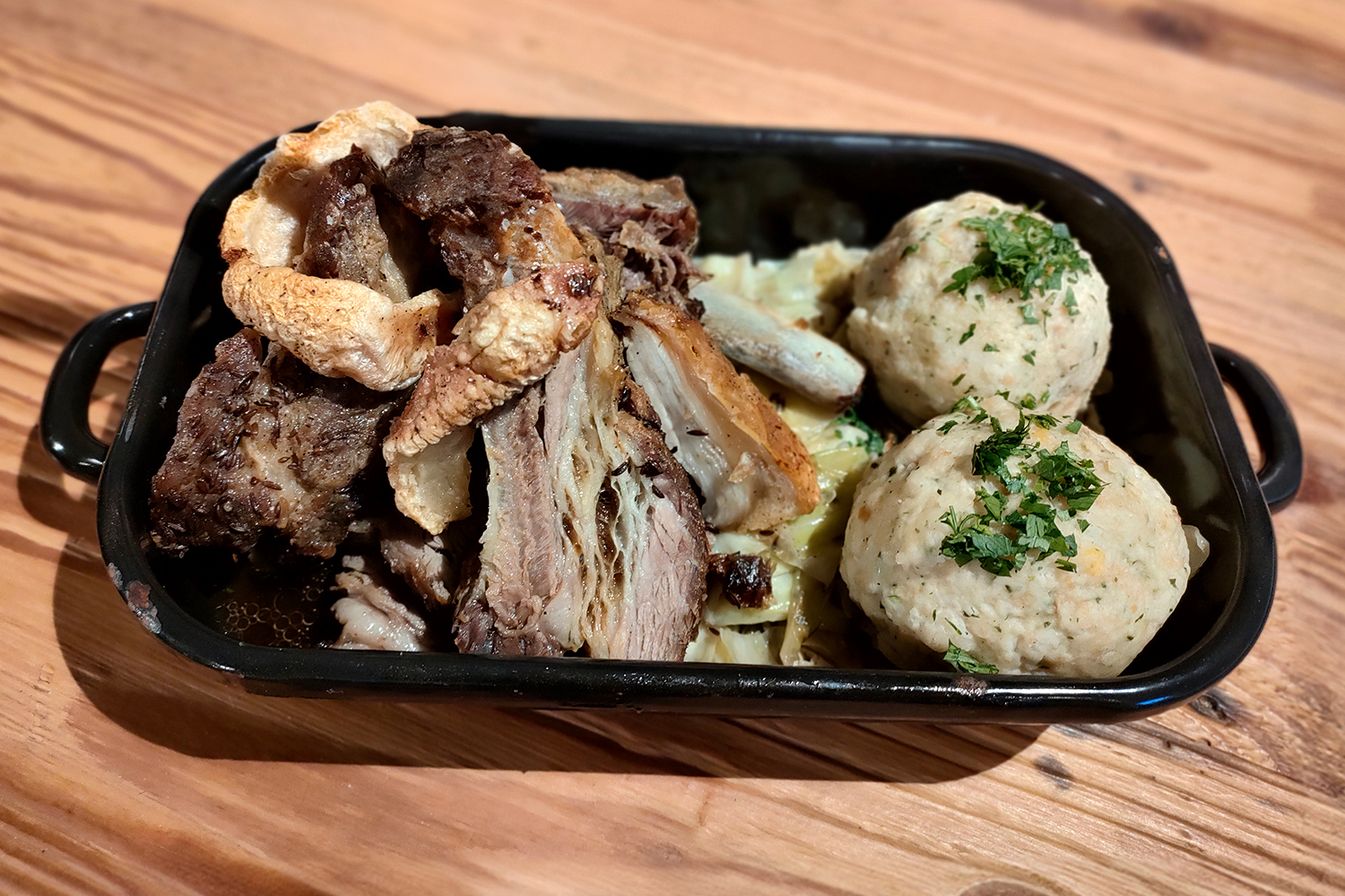 Bild eines Bratl in der Rein: Braten mit Semmelknödeln und Soße