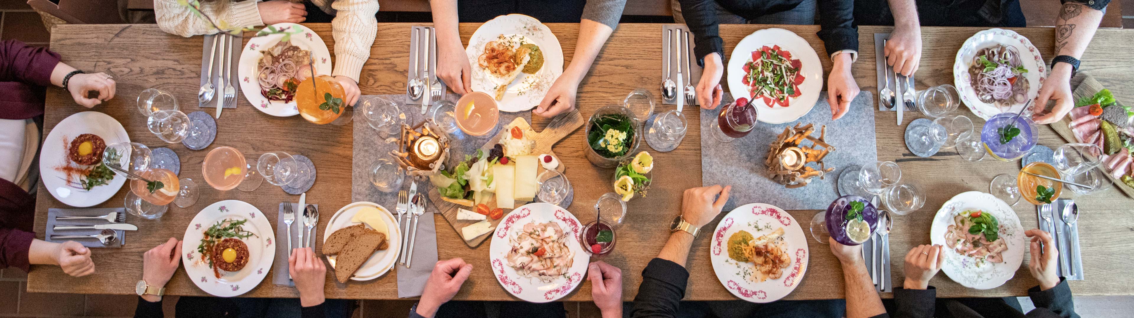 Eine Lange Tafel mit vielen verschiedenen Gerichten