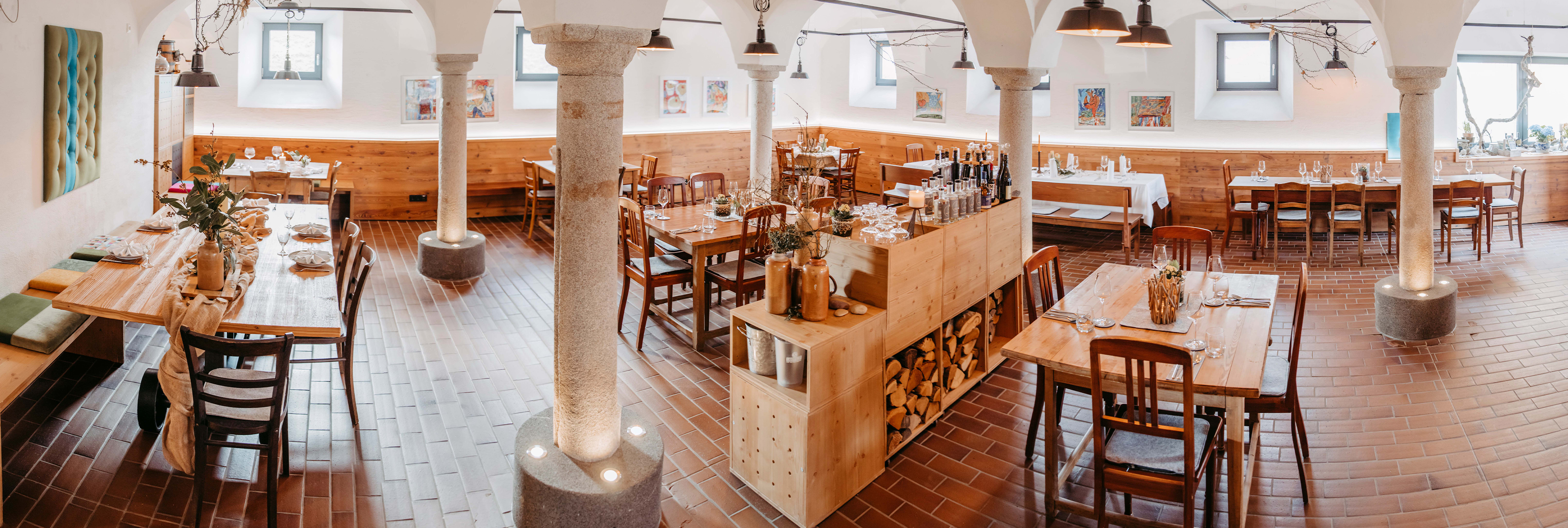 Elegant eingedeckter Tisch in der tiefstehenden Sonne