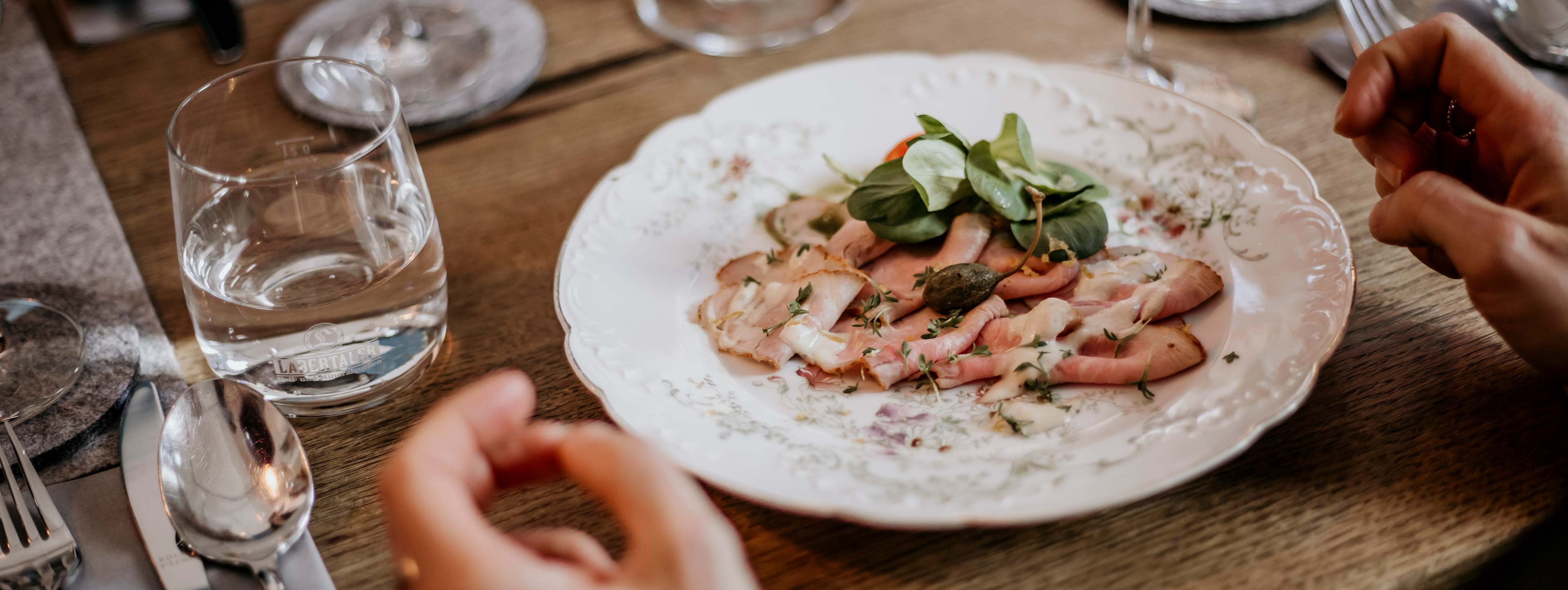 Vitello Tonnato vom Schwein, angerichtet auf einem vintage Teller