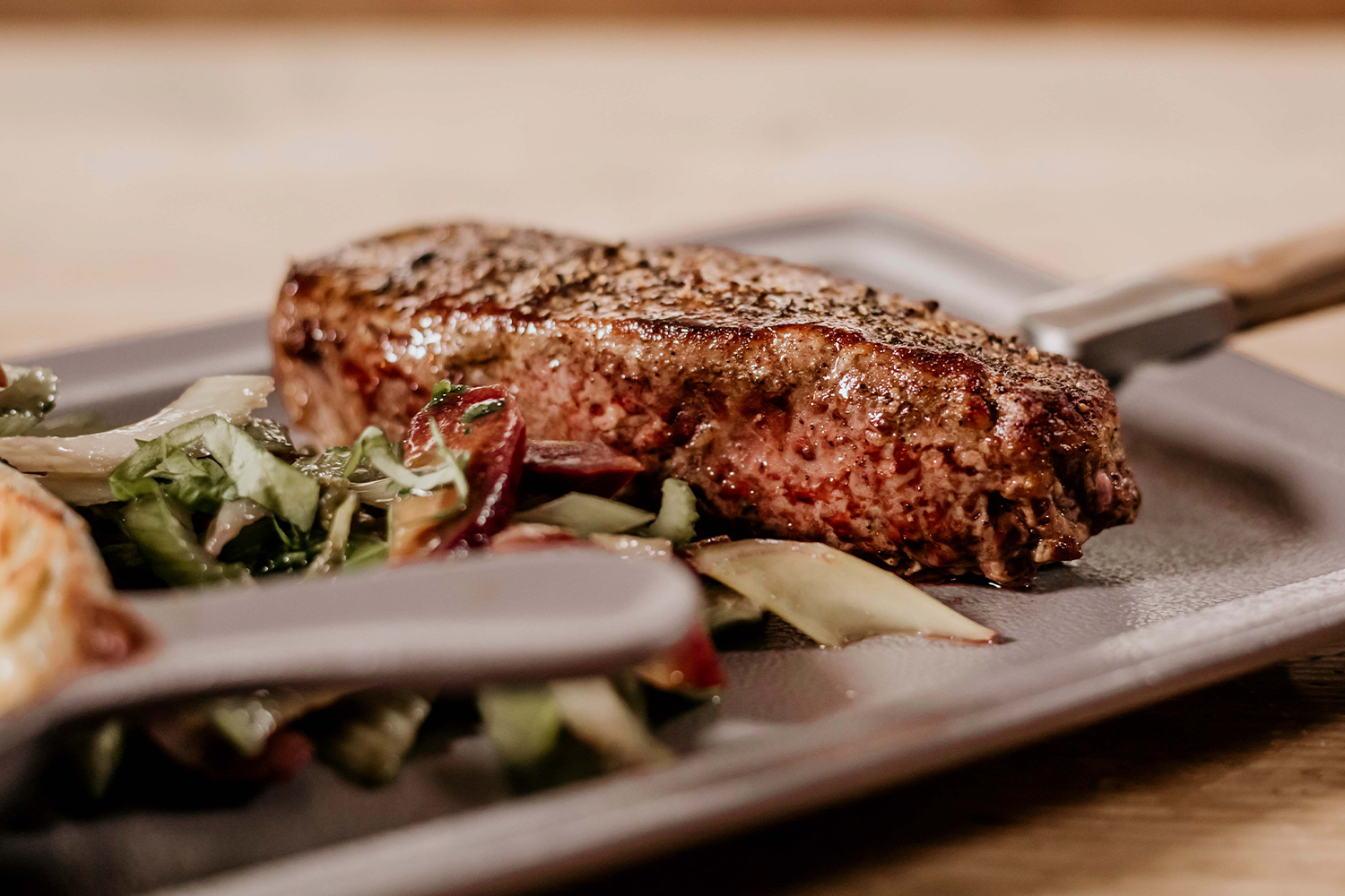 Bild von einem Steak auf einem Teller mit Beilagen angerichtet