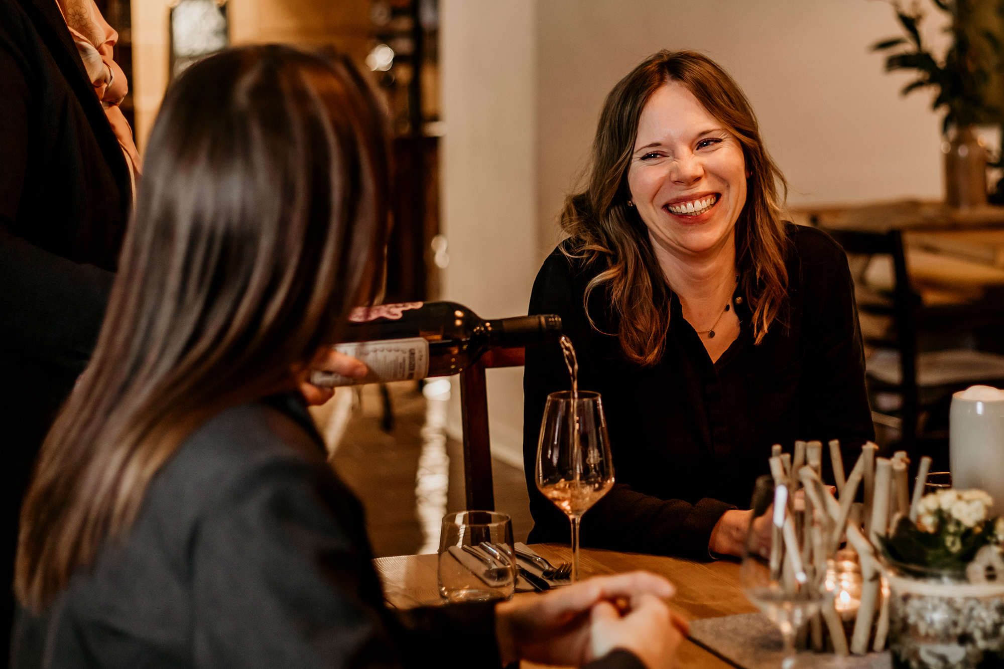 Bild von einem Steak auf einem Teller mit Beilagen angerichtet